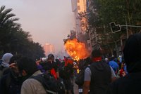 Univerzita málem lehla popelem. Policie tvrdě zasáhla proti demonstrantům v Chile
