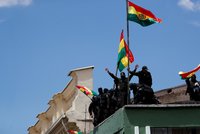 „Odstupte!“ Proti prezidentovi se v Bolívii postavila armáda. Zmizel Morales?
