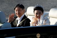 Nový japonský císař se ukázal v ulicích. „Neurozená“ císařovna nasadila korunku