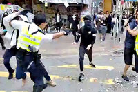 Policista střelil demonstranta „ostrými“. V Hongkongu panuje chaos