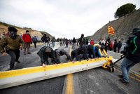 Separatisté zabarikádovali hraniční přechod. Mezi Francií a Španělskem stojí dlouhé kolony