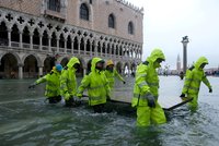 Benátky pod vodou: Lidé kličkují po lávkách, historický unikát chrání zábrany