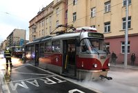 V Dělnické hořela tramvaj: Na místě museli zasahovat hasiči