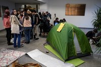 Kvůli skandálům chtějí hlavu rektora Zimy: Okupační stávka studentů pokračuje, bivakují v Karolinu