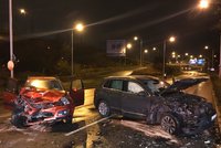 Opilá vjela do protisměru! Dvě zraněné ženy, dvě zdemolovaná auta při nehodě v Libni