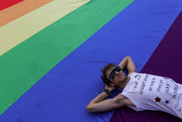 Legalizace manželství dává gayům chuť do života? Sebevražd ve Skandinávii strmě ubylo