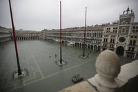 Starosta zavřel centrum Benátek, stojí i vodní „MHD“. Povodně jsou nejhorší za 53 let