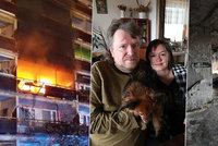 „Dusili jsme se a čekali konec.“ Invalidní manžele z hořícího domu v Praze zachránili hasiči. Sousedka zemřela