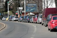 Zaplatí rezidenti v Praze za parkování dvojnásobek? „Šikana řidičů!“ Pirátský nápad se nelíbí koalici ani opozici