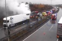 Smrťák na Pražském okruhu: Silnice byla čtyři hodiny neprůjezdná, hořel kamion
