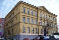 Praha 9 prodá Anglické gymnázium za 115 milionů: Peníze použije na výstavbu nové školy