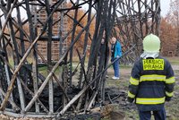 Dřevěnou rozhlednu v Kyjích někdo zapálil?! 6metrové plameny, cisterny se k ní špatně dostávaly