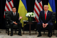 Trump na Kyjev tlačil, připustil velvyslanec. Prezidentovi dal milion, ten ho prý nezná