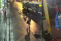 VIDEO: „Je to zm*d!“ křičel holomek na řidiče autobusu. Hodil po něm lahev a rozbil sklo