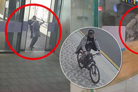 Kradl v rušném obchodním centru: Pražští policisté hledají zloděje kol a koloběžky