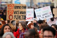 Přes 150 tisíc Francouzek vyšlo do ulic. Protestovaly proti domácímu násilí