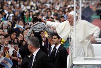 Papež František navštívil Nagasaki a Hirošimu. Do jaderných zbraní se tvrdě opřel