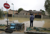 Francie řeší mimořádné záplavy, dva lidé zemřeli. A Benátky jsou opět plné vody