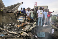 Letadlo se zřítilo na domy, 24 mrtvých. Záchranáři vytahují těla z trosek