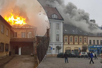Ohnivé peklo ve Dvoře Králové: V historickém centru hoří střecha domu