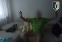 VIDEO: Drama ve Lhotce! Opilec vyhodil manželku s dcerou z bytu, pak na policisty vytáhl brokovnici