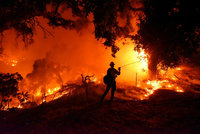 V plamenech zemřel hasič: Kalifornii opět sužují ničivé požáry, evakuace tisíců lidí