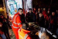 Jde o minuty: Záchranáři vyprostili z trosek 40 živých, obětí zemětřesení v Albánii je už 23