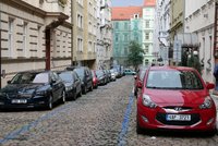 O parkovací oprávnění v Praze 10 je zájem – už 2 500 žádostí. Modré zóny začnou platit v srpnu