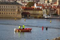 Mrtvola ve Vltavě! U Novotného lávky plavalo bezvládné ženské tělo