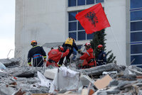 Už není šance: Po zemětřesení v Albánii ukončili prohledávání trosek, obětí je 51