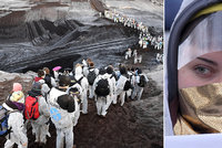 Stovky aktivistů okupují důl. Jsou agresivní, pustili se i do policie