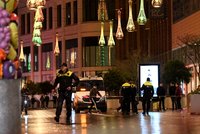 Muž s nožem si počkal na slevy. Policie zadržela podezřelého z útoku v Haagu