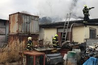 V Uhříněvsi hořela střecha dřevařského závodu! Hasiči vynesli tlakové lahve