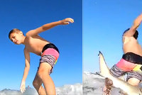 Chlapec (9) surfoval na vlnách: Kamera zachytila jeho srážku se žralokem!