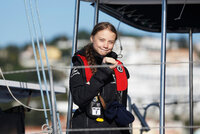 „Země na dohled.“ Aktivistka Greta (16) na katamaránu dorazila do Evropy, summit stihne