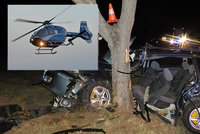 Mladík nezvládl zatáčku a narazil do stromu: Do nemocnice ho musel transportovat vrtulník!