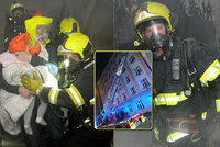 V ulici Jana Želivského hořelo: Hasiči hasili obývák, 18 lidí muselo do mrazivé noci