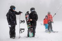 V Česku začala lyžařská sezona, přírodního sněhu je pomálu. Špindl se přidá v pátek