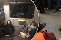 Koupili si místenky, přesto ve vlaku seděli na zemi. RegioJet si sype popel na hlavu: Mrzí nás to