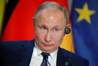 Putinova odveta: Zákaz dovozu potravin z EU a USA pokračuje. A sankce proti 25 Britům