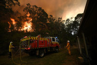 Ohnivé peklo nebere konce: Hasiči v boji s plameny v Austrálii prohrávají, přijdou další vedra