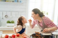 Vaření s dětmi se vyplatí, odhalila expertka. Rozvíjí u nich důležité schopnosti pro život