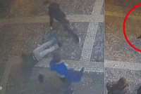 VIDEO: Útočil zákeřně zezadu! Muž na Vinohradech zničehonic knokautoval druhého, hledá ho policie