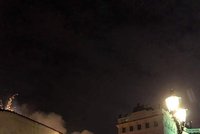 Pražský hrad v plamenech: Na Hradčanském náměstí začal hořet vánoční stánek