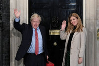 „Vydřička“ v Downing Street vládne pevnou rukou. Premiér Johnson jí naslouchá a dá na ni