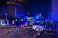 V Praze 4 se srazil autobus s autem: Na místě byli 4 zranění