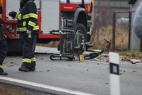 Tragédie v Uhříněvsi! Chodce s tříkolkou a pejskem srazilo auto, muž na místě zemřel