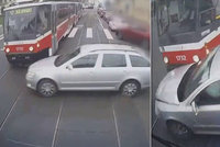 Nové video děsivé srážky: Osobák vjel mezi dvě tramvaje, ty ho slisovaly! Neměly šanci zastavit