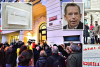 Havel schází Pražanům už 8 let. Lidé vzpomínali čtením, připomínat si ho budou i pamětní deskou