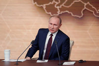 Putina „grilují“ novináři. Na supertiskovce uhnul před otázkou na Zelenského
